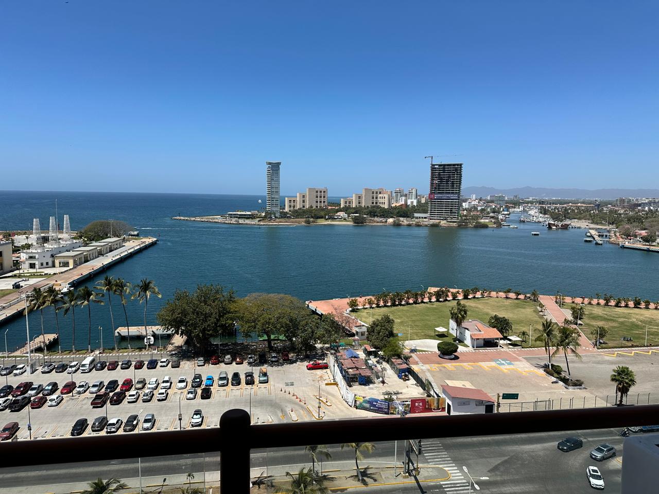 Modern Seaview Apt w/ Pool & Jacuzzi Modern Ocean-View Apartment on the 11th Floor